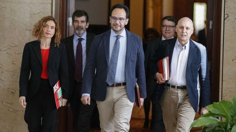 PSOE | De izquierda a derecha: Meritxel Batet, Jos Enrique Serrano, el portavoz parlamentario, Antonio Hernando, Jordi Sevilla y Rodolfo Ares. 