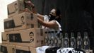 Personal de la marca el Chapo 701 prepara los paquetes de ayuda y las mascarillas con la imagen del líder del cartel de Sinaloa