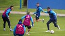 Paulino de la Fuente controla el baln en el entrenamiento del Oviedo