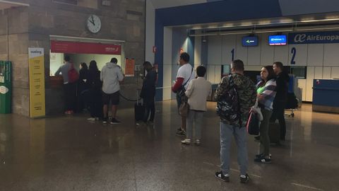 Colas en Alvedro para reclamar por un vuelo a Barcelona cancelado por Vueling.