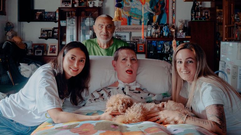 Andrea, hija de Olga, enferma de ELA: «Nos dicen que nos van a dar 10.000 euros para cuidadores, pero no hay profesionales»