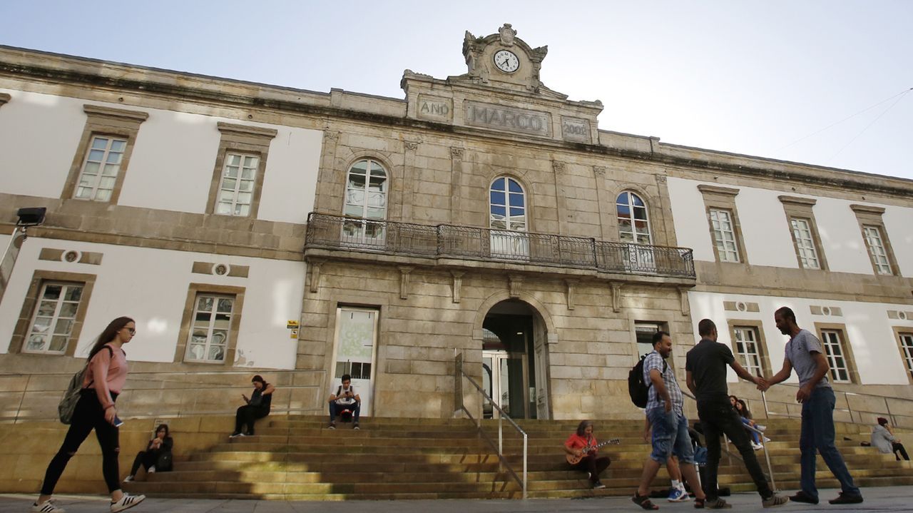 Un grupo de turistas en una visita guiada por el centro de la ciudad de Lugo