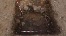 Un sondeo arqueolgico practicado al pie de la muralla que rodea el recinto de Vilarello indica que el lugar sufri un importante incendio. En el fondo del hoyo se aprecia una capa de materiales carbonizados