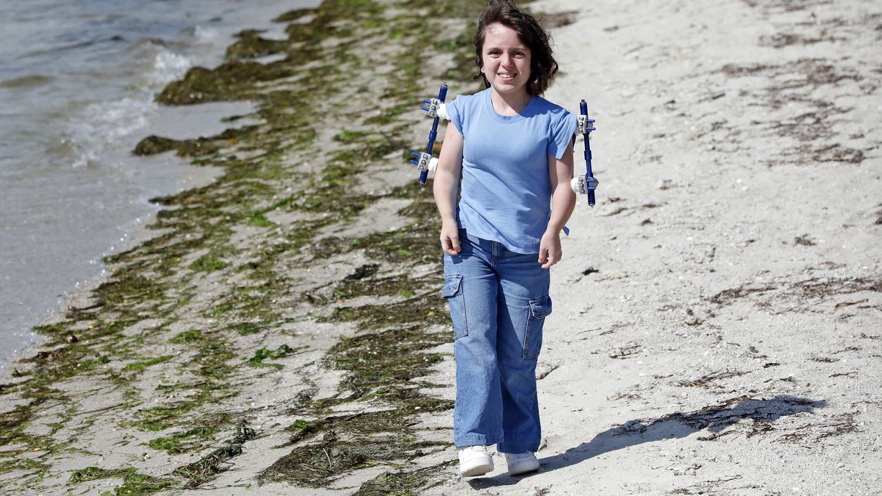 Alfonso Snchez recibe de manos de Felipe VI la beca de la Fundacin La Caixa con la que estudia en Holanda.