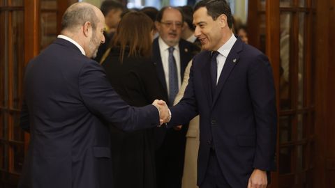El presidente del Senado, Pedro Rolln, saluda al presidente andaluz, Juanma Moreno