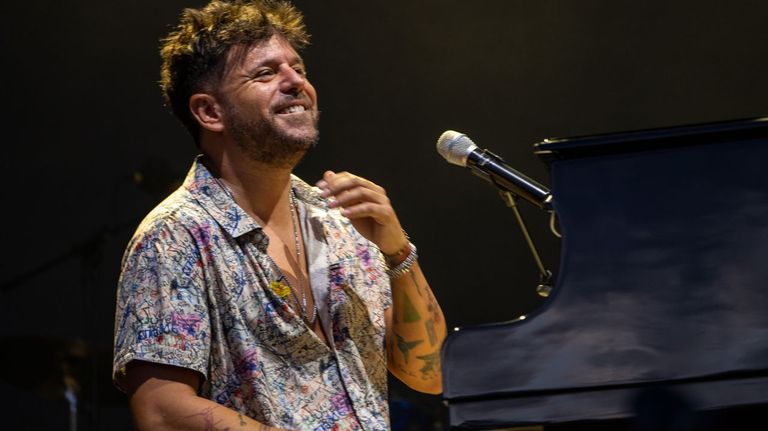 El piano de Pablo López suena en tono rosa Porriño