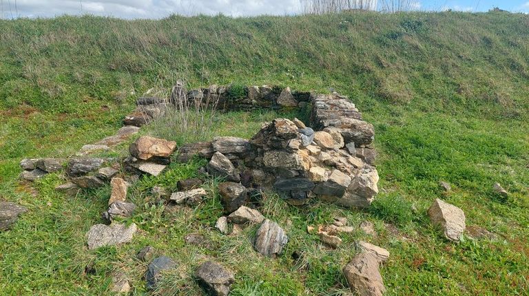 El deterioro amenaza el yacimiento de A Lanzada, debilitando estructuras antiguas
