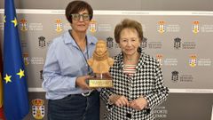 Manuela Sáez, a la derecha, hizo entrega del busto a la concejala Gloria Prada