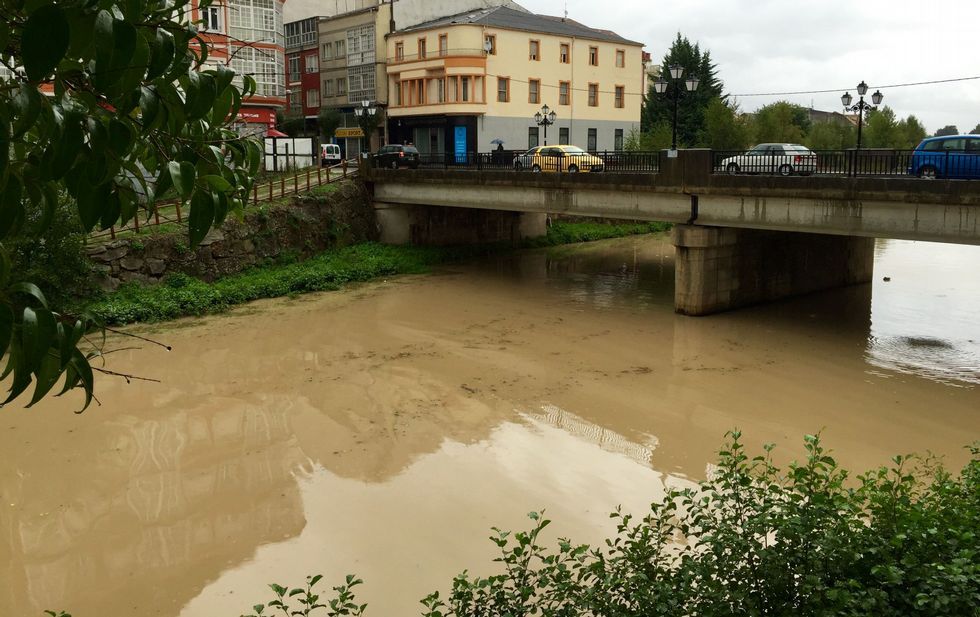 La tonalidad de las aguas del Cabe delataba ayer los arrastres de �ridos de la obra del corredor