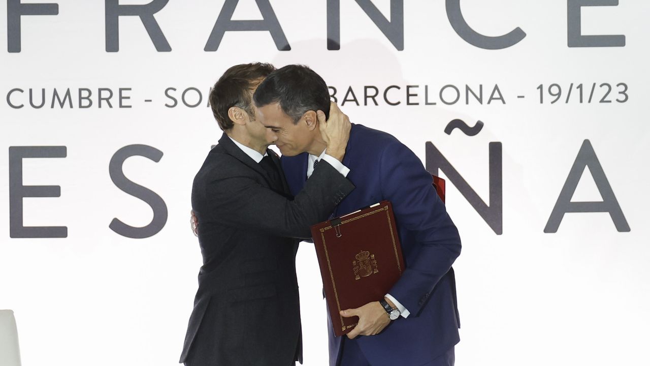 Emmanuel Macron y Pedro Sánchez se abrazan tras la firma de los nuevos acuerdos entre los Gobiernos de Francia y España