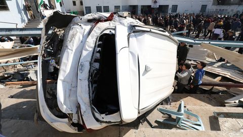 Un vehículo destrozado a causa de la incursión militar del Ejército israelí en el campamento de Yenín (Cisjordania)