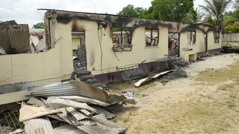 La residencia de estudiantes incendiada en Guyana.
