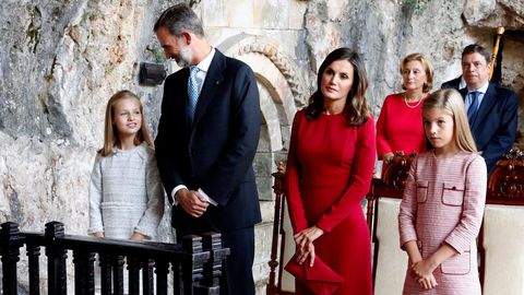  Los reyes Felipe y Letizia, la princesa Leonor (i) y la infanta Sofía (d) visitan la Santa Cueva donde está situada la Santina para conmemorar el primer Centenario de la Coronación de la Virgen de Covadonga
