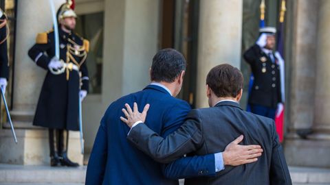 El presidente del Gobierno español, Pedro Sánchez, y el presidente de Francia, Emmanuel Macron, este lunes, en París.