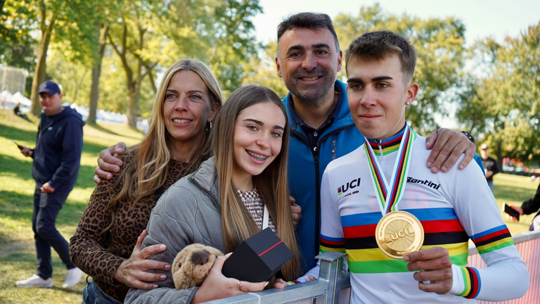 El joven ciclista Benjam�n Noval con su familia. Su padre fue tambi�n corredor profesional