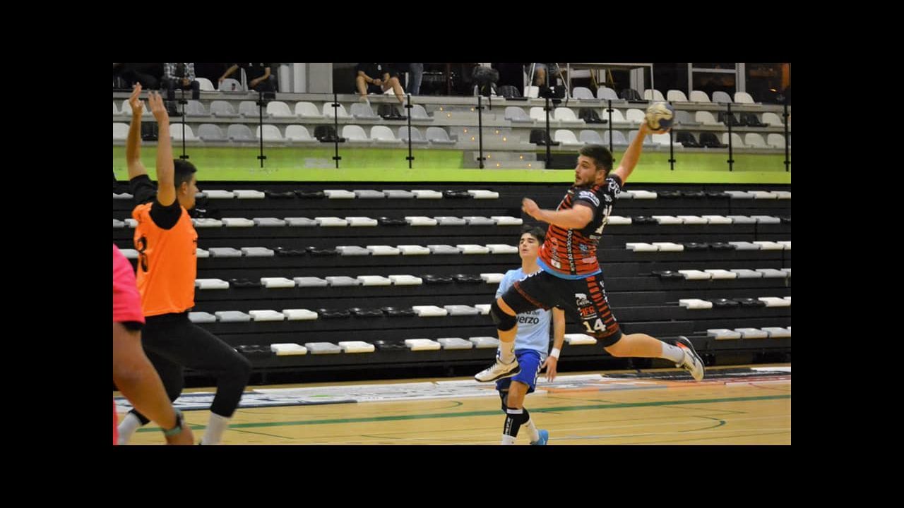 Los rostros clebres de la distancia social.Manolito recuerda de memoria todos los productos que tiene, que distribuye por todo Lugo