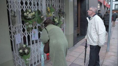 Depositando flores ante la tienda que regentaba Cristina Cabo en la capital lucense