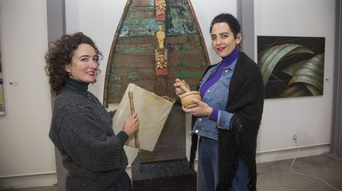Dúa da Pel es una formación becada actualmente por la Fundación Torre Pujales. Se encuentran en Corme. En la imagen, delante de la obra Capilla de náufragos, de Carlota Cuesta