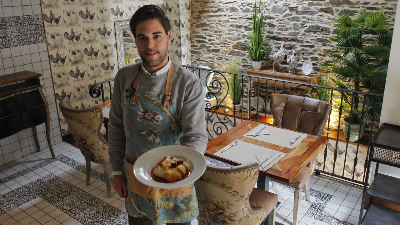 As fue la escenificacin do Santo Encontro en Porto do Son.Nacho Varela dirige el restaurante Casa Nen, en pleno Camino Francs en Arza