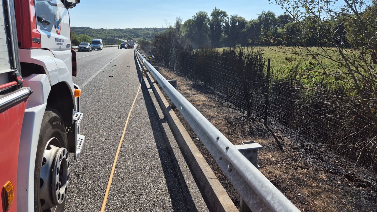 El reventón causó un fuego en el margen de la carretera