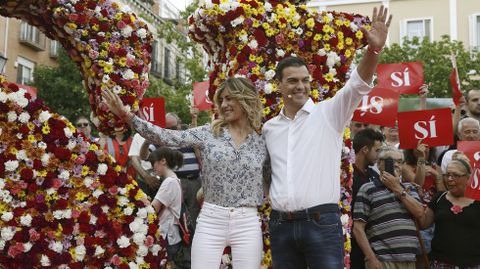 El candidato del PSOE junto a su mujer