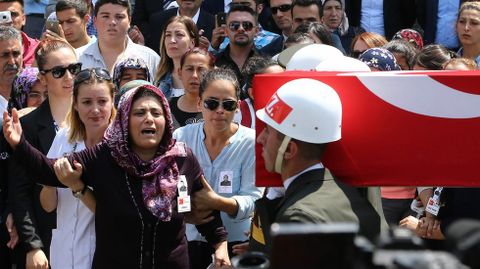 La madre de un soldado turco muerto en combate con fuerzas kurdas durante el entierro de su hijo