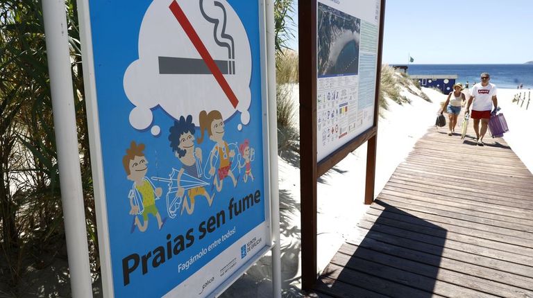 Cerca de 90 playas de la provincia de Pontevedra no quieren «malos humos» en verano