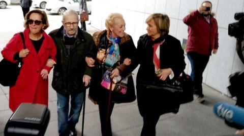 Fernndez Villa, a su llegada a los juzgados, junto a su abogada y su esposa