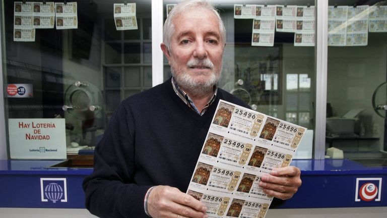 Miguel Fernández, o loteiro de Carril, lamenta os trastornos e explica que o erro foi da empresa de loxística que se encarga de transportar os números