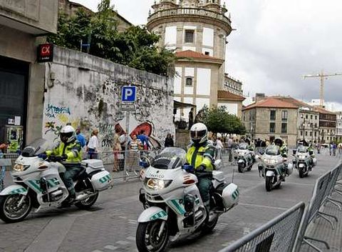La cabecera de la comitiva de la Vuelta, con la Guardia Civil, abriendo paso, el ao pasado.