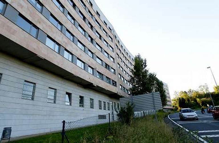 El edificio en el que actúa el ladrón da a la calle Boqueixón y al vial Clara Campoamor.