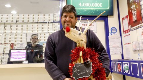 Manuel Blanco, el lotero del centro comercial As Cancelas, vendi un dcimo del gordo