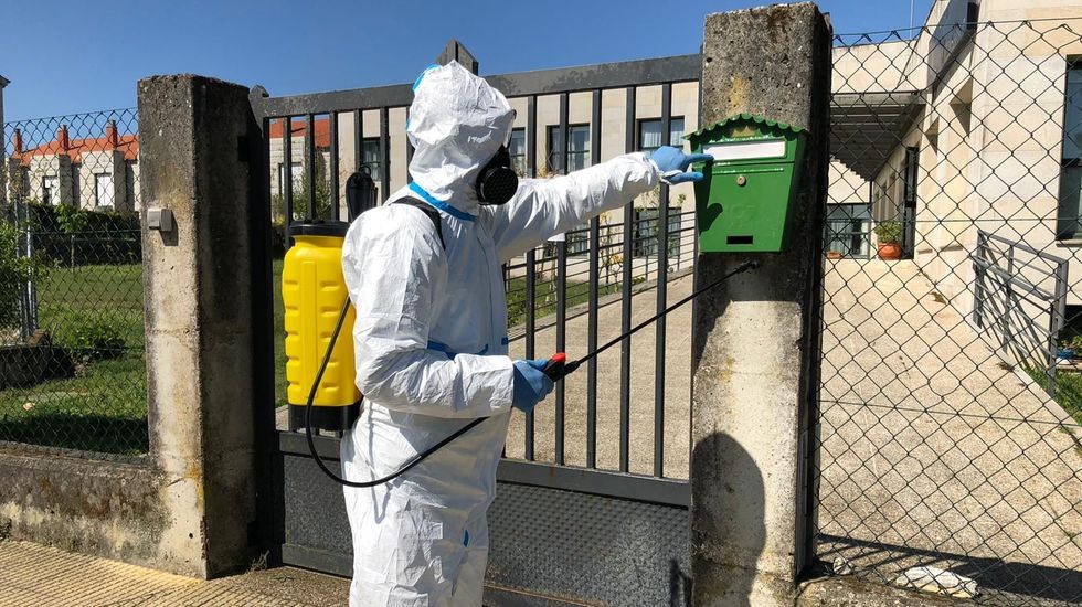 Personal de Medio Rural desinfecta el exterior de una residencia de mayores