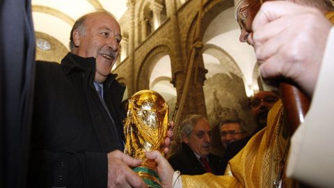 El seleccionador de fútbol Vicente del Bosque entrega el trofeo del mundial al arzobispo Julián Barrio.