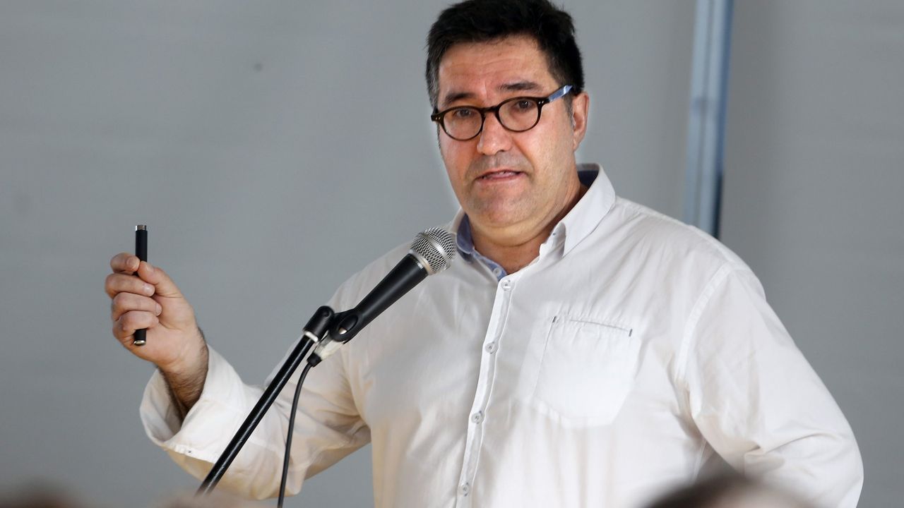 Maquetas modernistas en la Casa de Cultura de Chantada.El arquitecto Jorge Salgado present� en la jornada algunos de sus trabajos realizados en madera