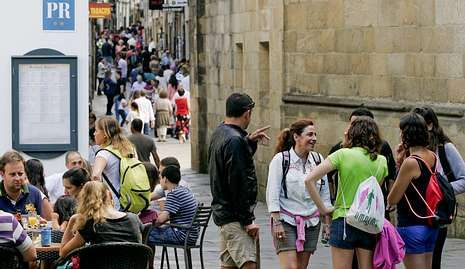 Las calles de la zona vieja de Santiago est�n repletas de turistas -ayer en la foto- haga buen tiempo o no. 