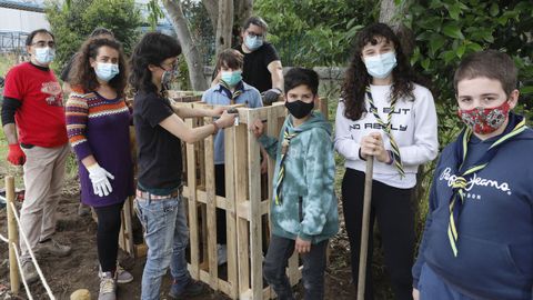 Los chicos de Scouts Ourense construyeron composteros con material reutilizado