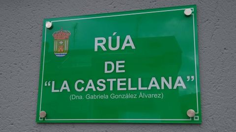 Esta es la placa que identifica desde ayer en Quiroga la calle de la Castellana