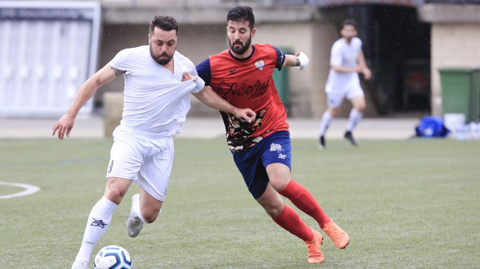 Noem� Seoane, la Gigi Hadid coru�esa.Jos� Manuel Barreiro y Elena Candia (izquierda) y Patricia Otero y Ana Prieto (derecha), minutos despu�s de conocer los resultados