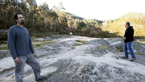 Manuel Ledo y ngel Prado denunciaron en el 2011 el deterioro de los petroglifos de Pe da Mula, Sabaxn, Mondariz, por la actividad de una granja cercana