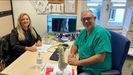 La paciente, Azucena Longueira, con el anestesista Enrique Freire en la consulta de la Unidad del Dolor del Hospital Universitario A Coruña (Chuac)