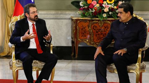 Nicolás Maduro, con el nuevo embajador de España en Venezuela, Ramón Santos Martínez