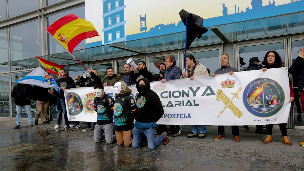 Concentración de policías nacionales y guardia civiles en el mitin de Pablo Iglesias, Yolanda Díaz y Antón Gómez Reino