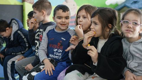 Los escolares de Maside disfrutaron comiendo las piezas de fruta que les ofrecieron.