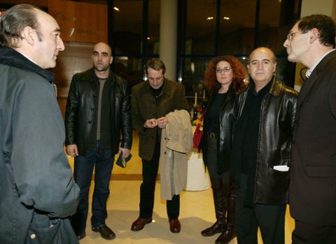 El alcalde, Evencio Ferrero, con Luis Tosar y algunos de los demás intérpretes de la película dirigida por Manuel Gutiérrez Aragón, el día del preestreno en Carballo