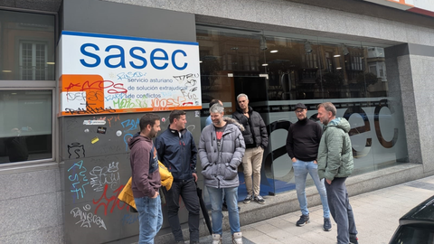 Sindicalistas de las auxiliares frente a la sede del Sasec.