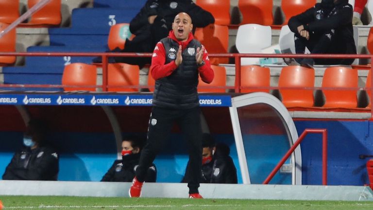 Mehdi Nafti, entrenador de la Ponferradina: «Quique Setién terminó de formarme, me hizo pensar en el campo»