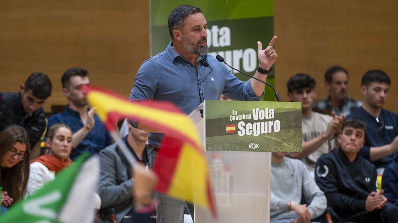 Polticos sonrientes, pulpo y tazas de vino en las fiestas de la Ascensin de Santiago.Raquel Bazn, Irene Rodrguez y Andrea Rodrguez, estudiantes de Diseo Industrial