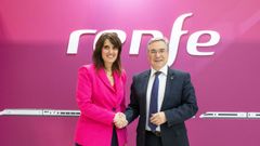 Sonia Araujo, directora general de Innovación de Renfe, y Luis Menor, presidente de la Diputación de Ourense, firmaron en Fitur el convenio