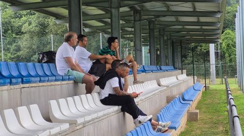 Santi Cazorla, en la grada de El Requex�n, junto a Javi Rico, �lex D�az y Bernardo Entrialgo